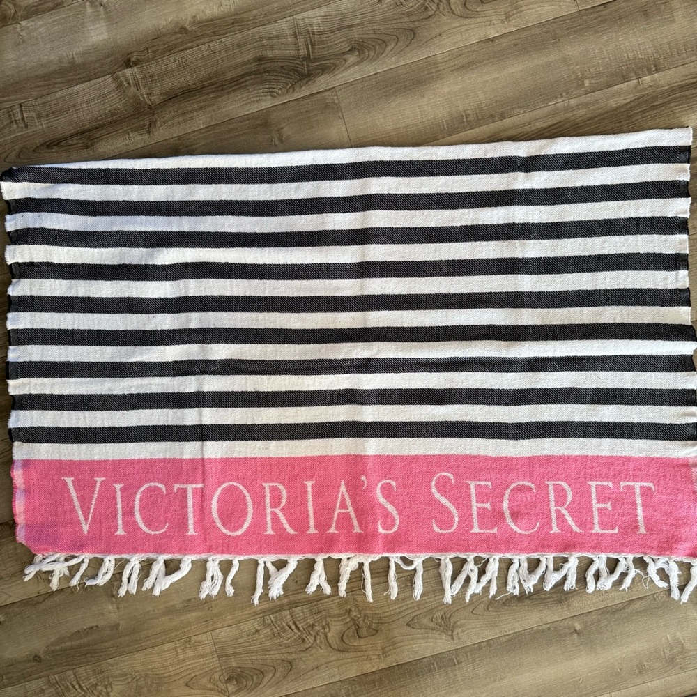 Victoria’s Secret woven logo beach blanket throw - Picture 2 of 7